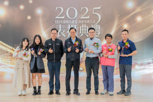 張市長表揚績優地政人員並合影。