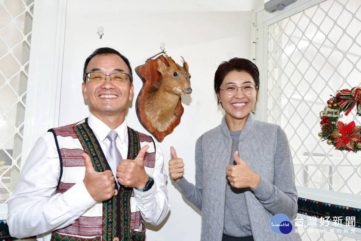 潭南國小校長許振家並與許縣長共同在新教室掛起布農崇高象徵的山羌標本,為典禮劃下圓滿句點。(縣府提供)<br />
<br />