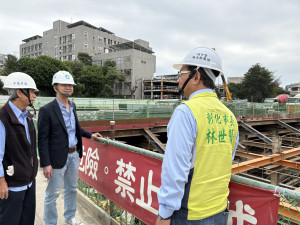 林世賢市長會同中友台中店店長陳俊華與中友彰化店興建工程的包商-中屋營造總經理黃明俊一同了解工程進度。圖／彰化市公所提供