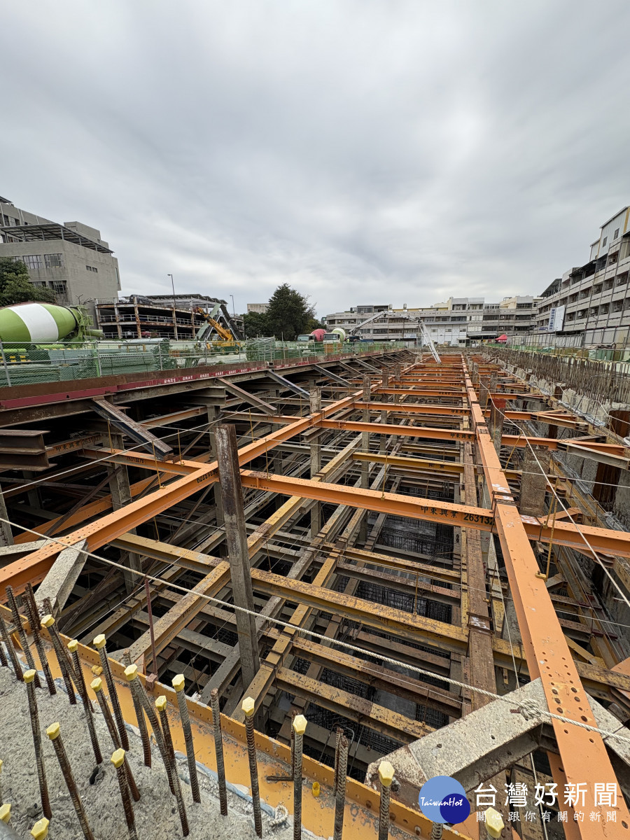 現場已完成混凝土大底澆置及地樑鋼筋綁紮、鋼模組立等工程，並正在進行筏基混凝土澆置、地樑鋼筋綁紮及鋼模組立，目前正進行筏基混凝土澆置作業。圖／彰化市公所提供