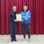 楊梅分局長張仁傑表揚王宥騏頒發感謝狀。