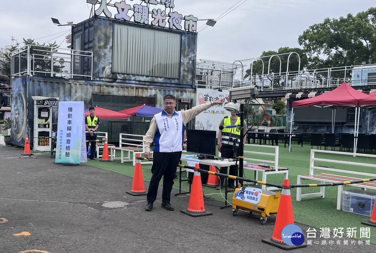 李易書局長說明移動式車輛噪音檢驗設備。(環保局提供)