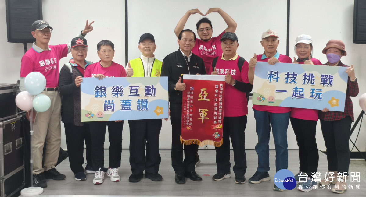 社會局陳寶民局長與長輩合影留念。