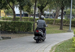 民眾騎機車直闖公園，無視禁止標示／陳致愷翻攝