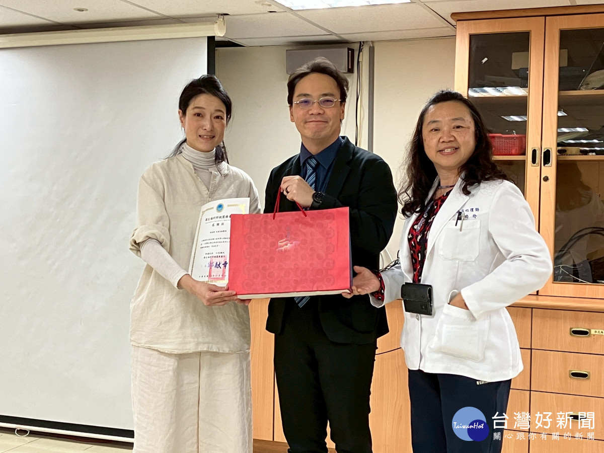 桃療副院長李俊宏(中)代表院方向沐溫團隊負責人Noemie(左)提供公益活動致謝。(桃療提供)