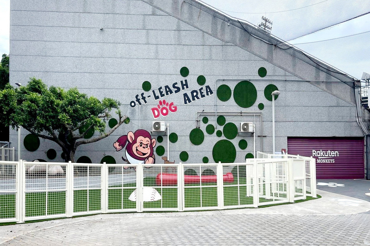 桃園市政府與中華職棒樂天桃猿攜手合作，打造全台第一座國際棒球場「寵物友善專區」。