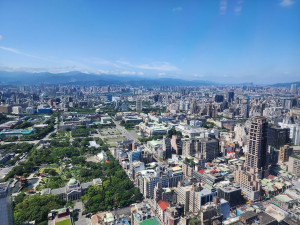 受房市政策效應延續，2025 年前三季的推案個數、總銷及戶數均較去年同期衰退。