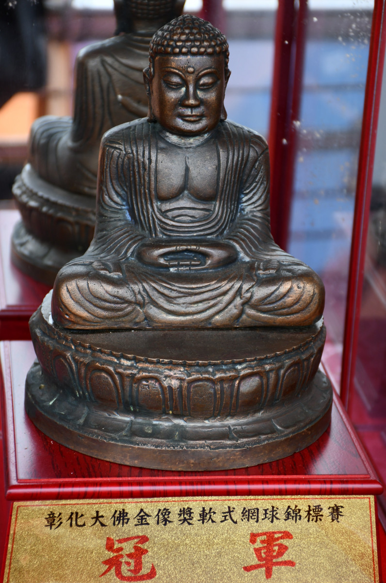 大佛盃的特色，是將八卦山大佛的比例縮小塑造佛像，並經過開光點睛，每屆冠軍可保管一年，帶來一年的好運。圖／彰化市公所提供