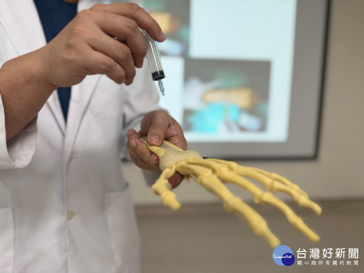 楊祐昇醫師示範P R P增生治療方式,並說明該治療可以有效修復韌帶與軟骨損傷。