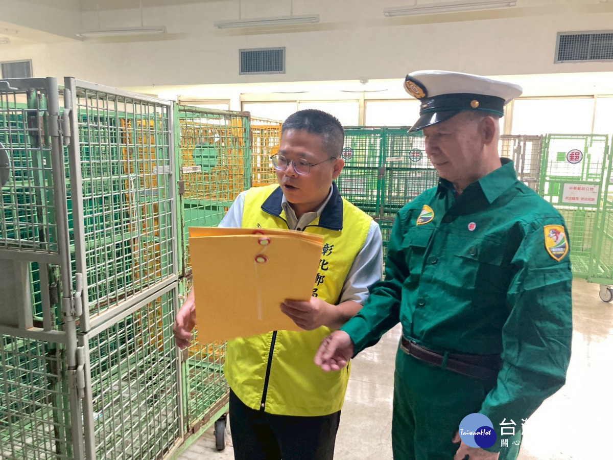 退休郵差重披制服，花壇日照中心攜手彰化郵局圓夢。圖／秀傳醫院提供