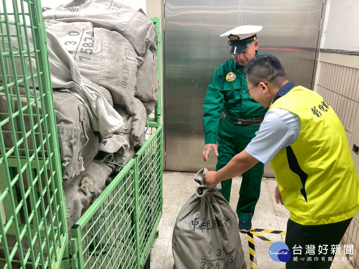 退休郵差重披制服，花壇日照中心攜手彰化郵局圓夢。圖／秀傳醫院提供