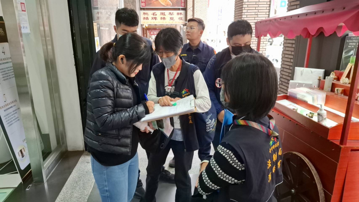 市府消保官及衛生局等到怡豫公司營業場所張貼公告