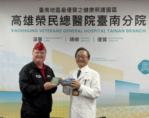 鄭名芳院長(右)歡迎懷利總會長來訪，展現臺美友好與退伍軍人照護交流情誼。
