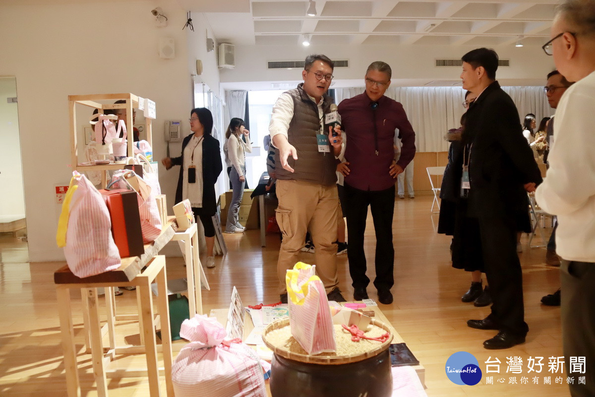 陳殿禮主任到各組展區巡禮。（記者扶小萍攝）