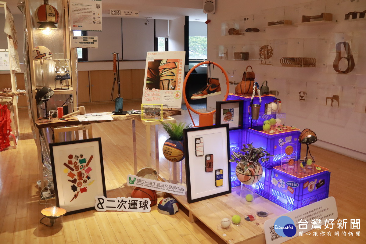 10組計畫團隊展示並現場介紹。（記者扶小萍攝）