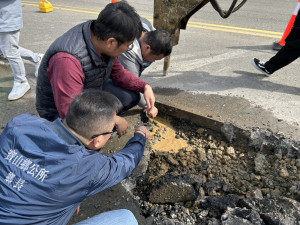 鄉長邱振瑋偕同新竹縣政府工務處戴處長、寶山鄉邱坤桶議員、自來水公司代表及其相關單位共同現勘。