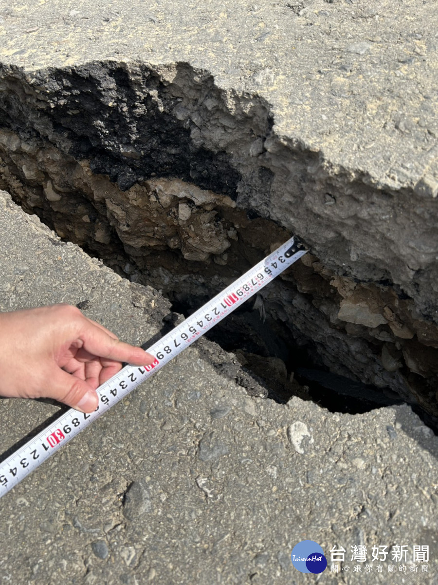 路面坍陷嚴重。