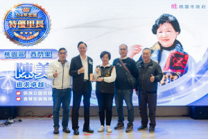 張市長與績優里長合照。