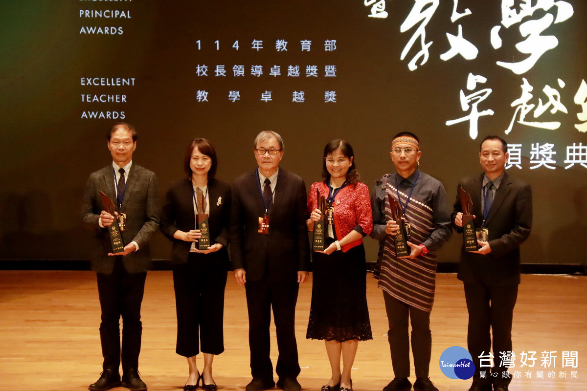 國中有5位校長獲獎。(記者扶小萍攝)
