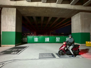 平鎮兩處機車練習場延長開放至晚間9點，市民練習更便利。