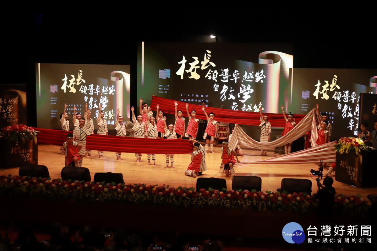 潭南國小學童精彩的演出獲熱烈掌聲。(記者扶小萍攝)