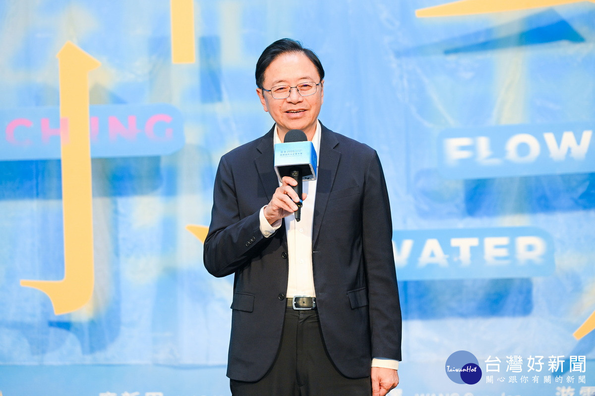 桃園市長張善政於「觸動 Touching-活水2025桃園國際水彩雙年展」開幕記者會中致詞。<br />