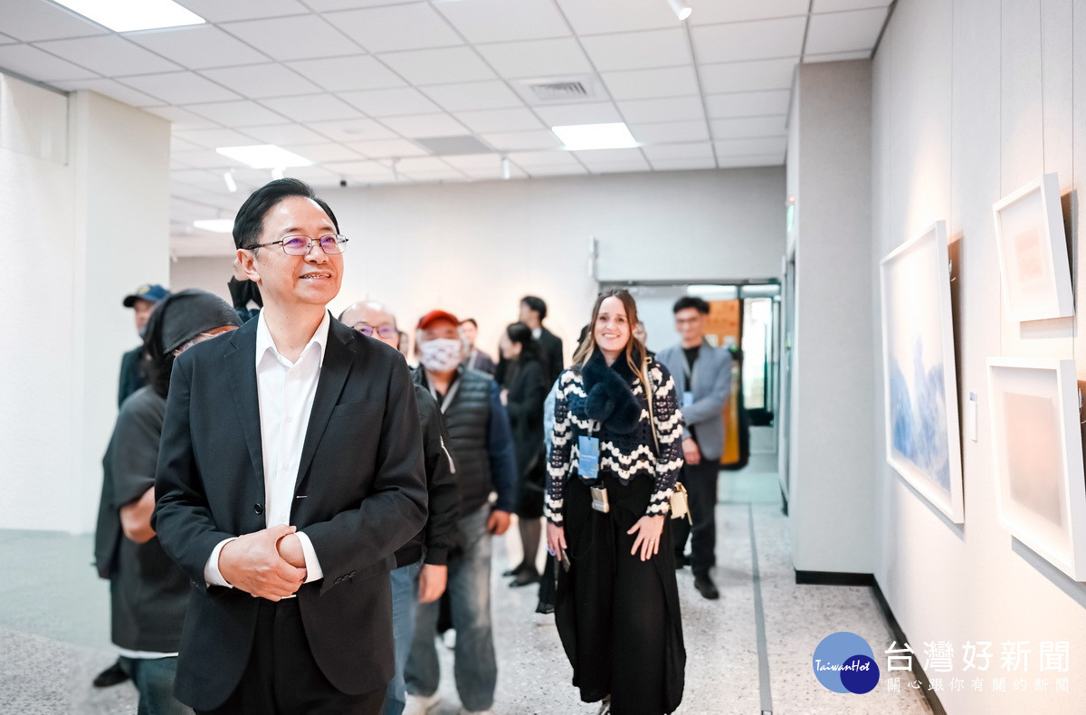 桃園市長張善政參觀「觸動 Touching-活水2025桃園國際水彩雙年展」
