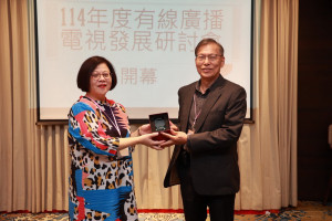 南投縣府新聞行政處施副處長代表領獎。（縣府提供）