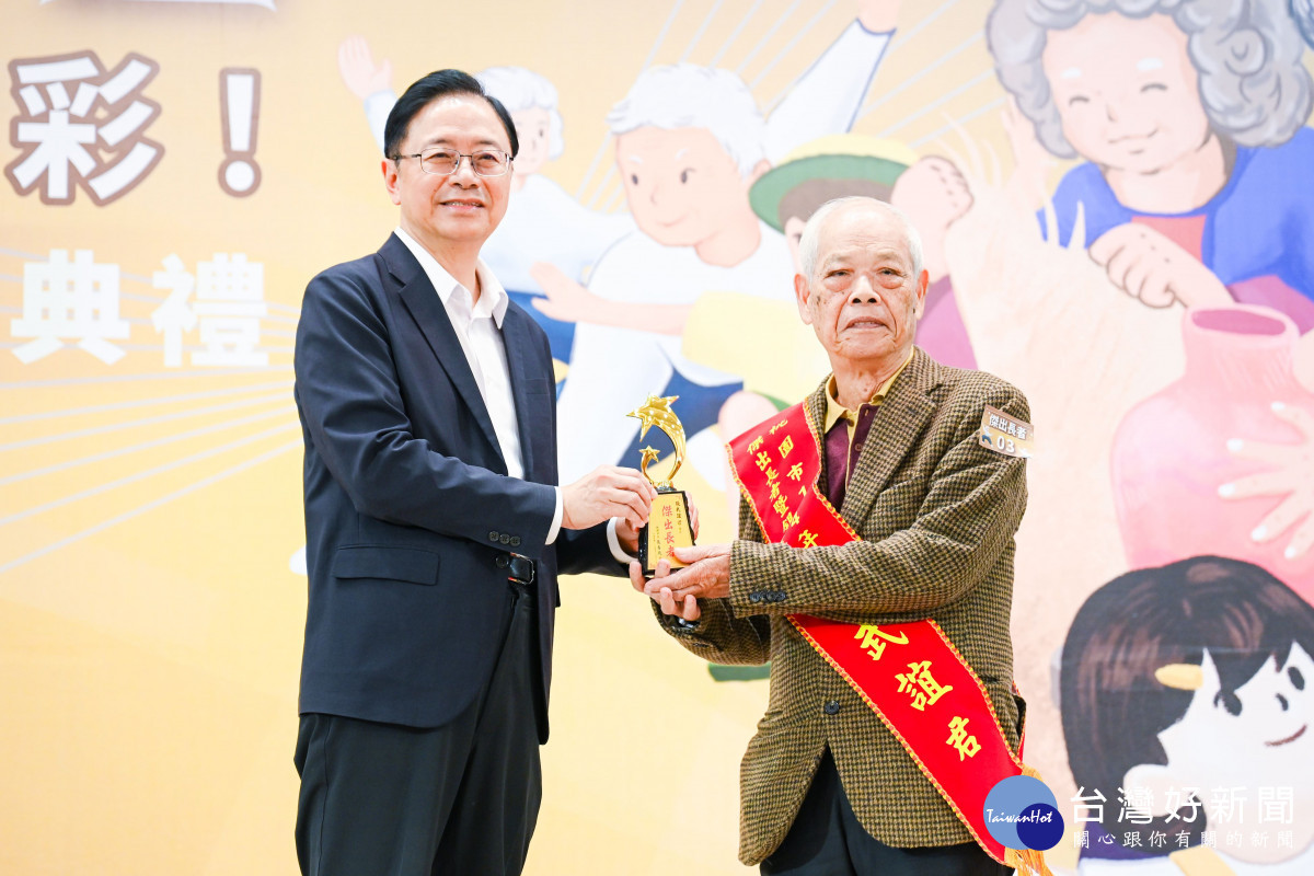 張市長頒發獎座予傑出長者。