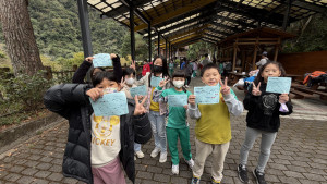 「我是小水滴，我要去旅行！」透過趣味的角色扮演遊戲，學生們化身為一顆顆小水滴，模擬在大氣、海洋、陸地與生物體之間的循環過程。在遊戲中，孩子們深刻體會到水資源在地球上流動的奇妙旅程。圖／福德國小提供