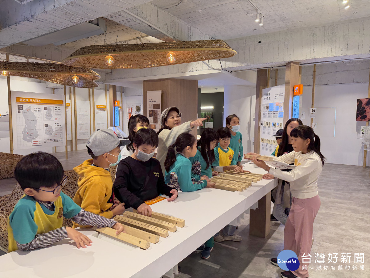 五年級蕭慎老師將教室延伸至大自然,帶領孩子走出社會課本,走進八仙山這座天然寶庫。她期盼能為學生打開學習的新視窗,促進對真實生活的觀察與探究,讓知識在體驗中鮮活起來。圖/福德國小提供