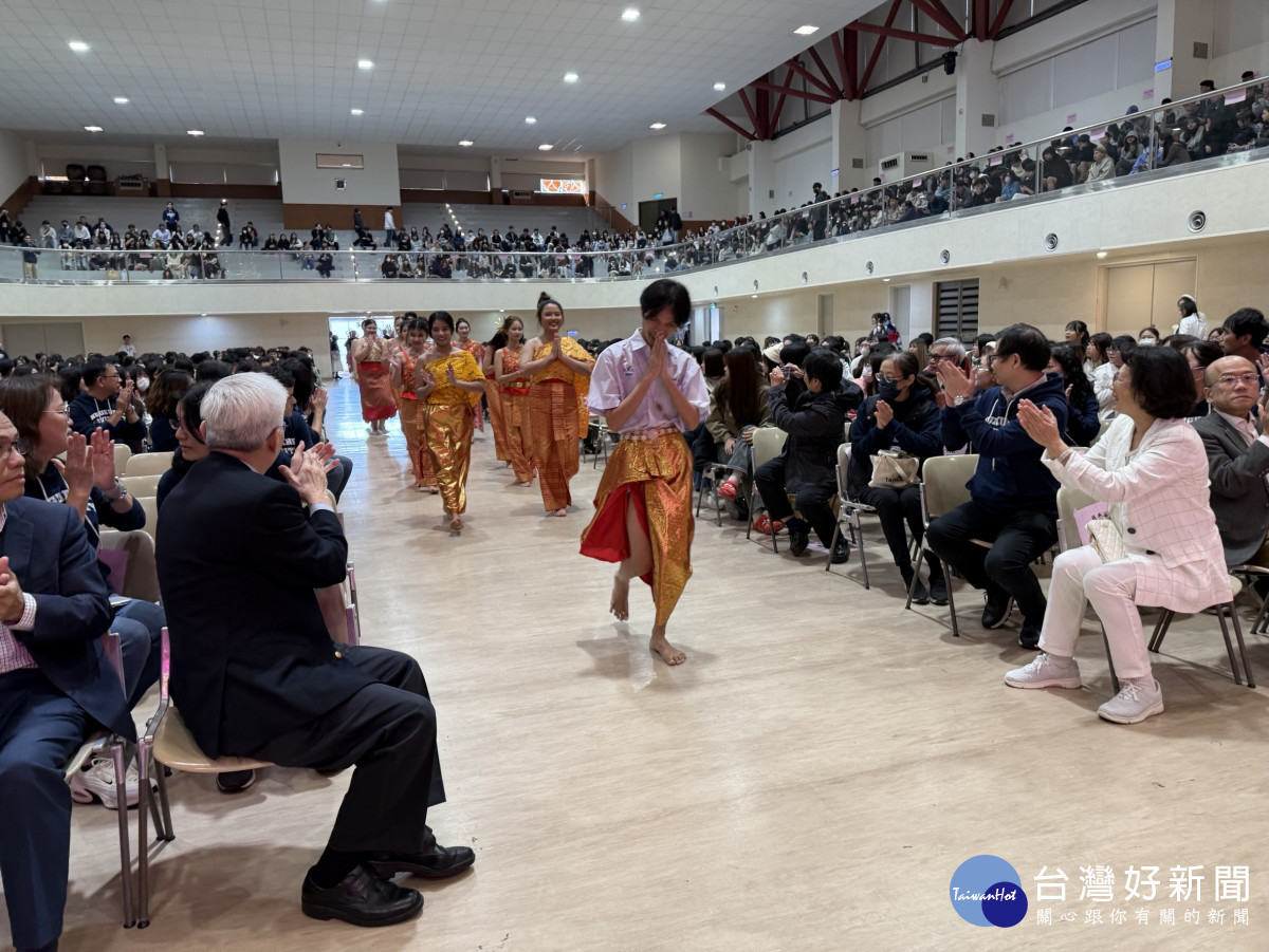 弘光科大校慶開幕典禮,國際生穿著代表自己國家特色的服裝入場。