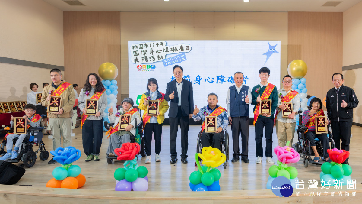 張市長與受獎者合影。