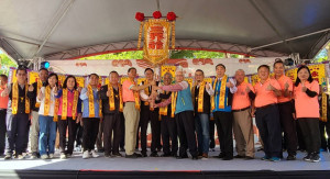 張市長出席桃園三界爺文化祭暨頭重溪三元宮200週年慶令旗交接儀式。