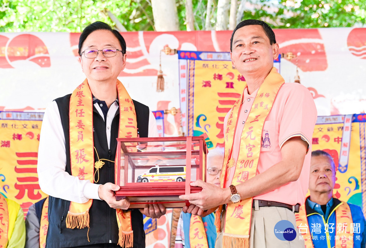 張市長感謝頭重溪三元宮主委吳錦鴻捐贈楊梅埔心分隊及富岡分隊兩部全新救護車。