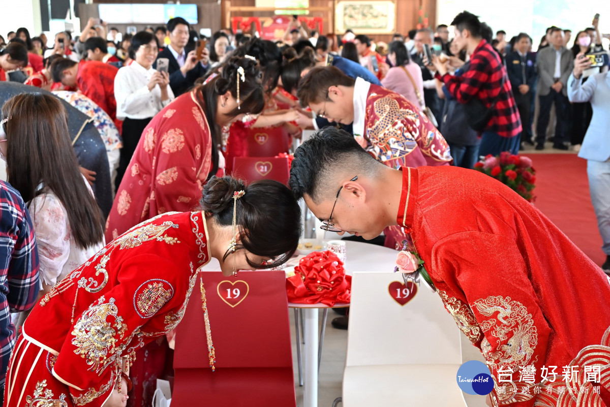 中式婚禮浪漫登場!42對新人在成美文化園喜結良緣。圖/彰化縣政府提供
