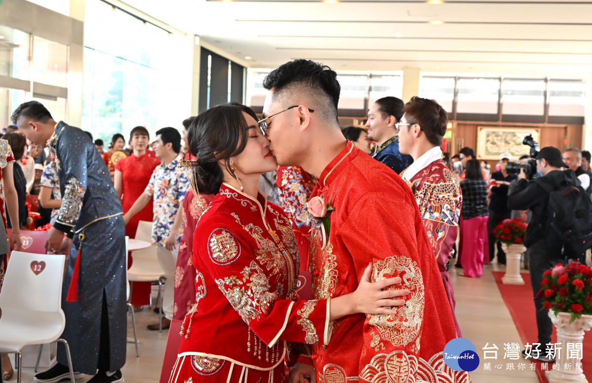 中式婚禮浪漫登場!42對新人在成美文化園喜結良緣。圖/彰化縣政府提供