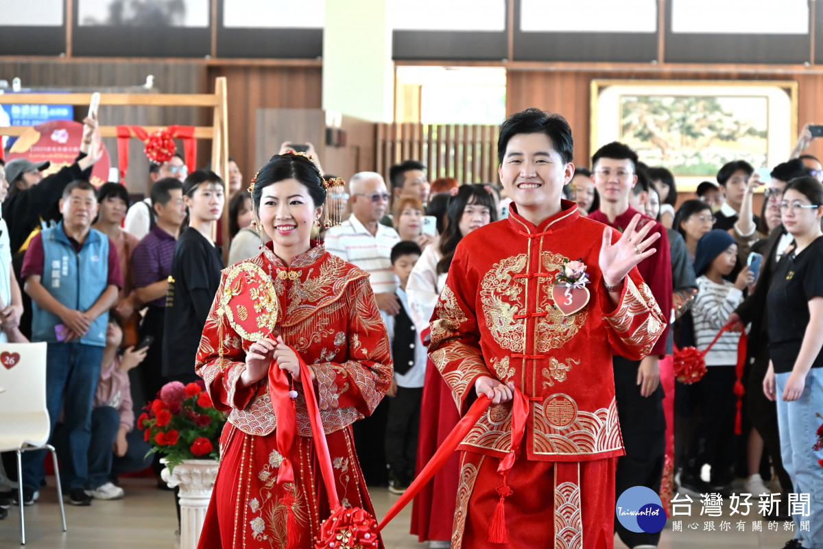 中式婚禮浪漫登場!42對新人在成美文化園喜結良緣。圖/彰化縣政府提供