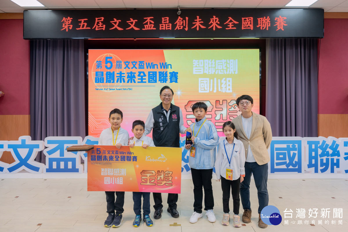 張市長與獲獎學童合影。