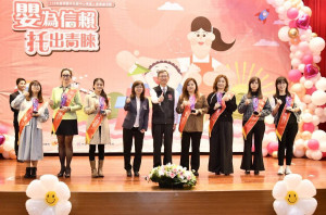 桃園市副市長王明鉅出席「嬰為信賴 托出青睞 114年托嬰中心專業人員表揚活動」與獲獎者合影。