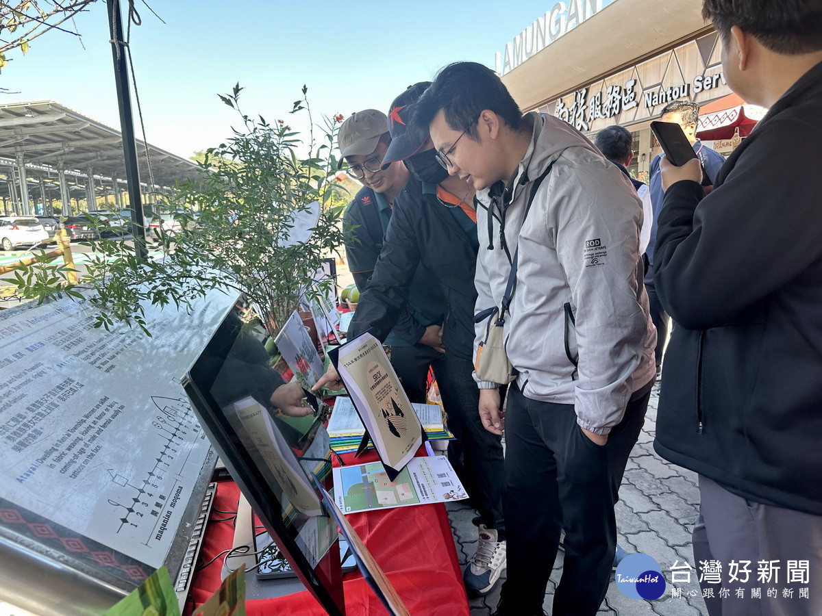 里山生態互動體驗吸引不少遊客參訪。（記者扶小萍攝）