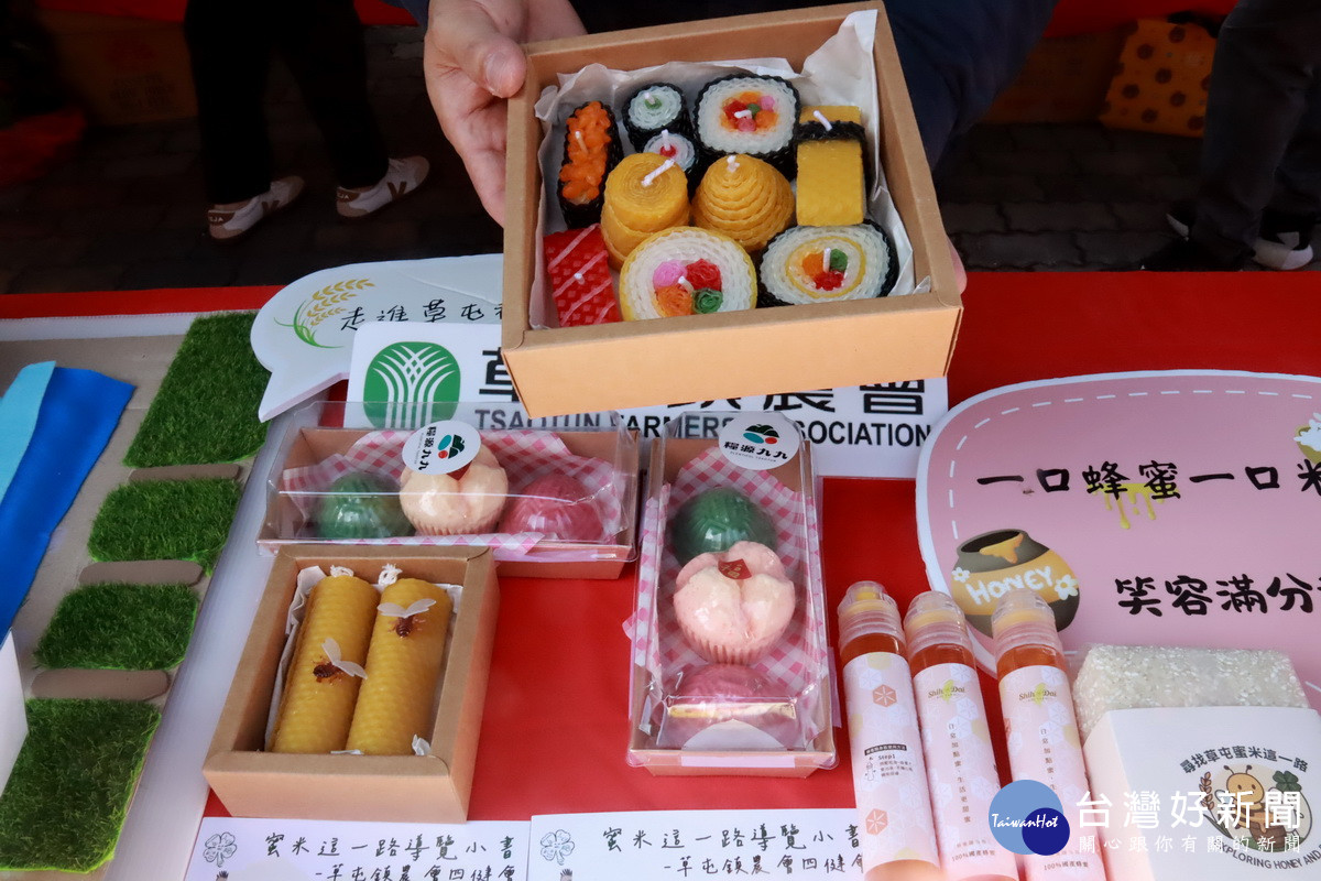 草屯鎮農會的蜂蠟壽司蠟燭頗為吸睛。（記者 扶小萍攝）