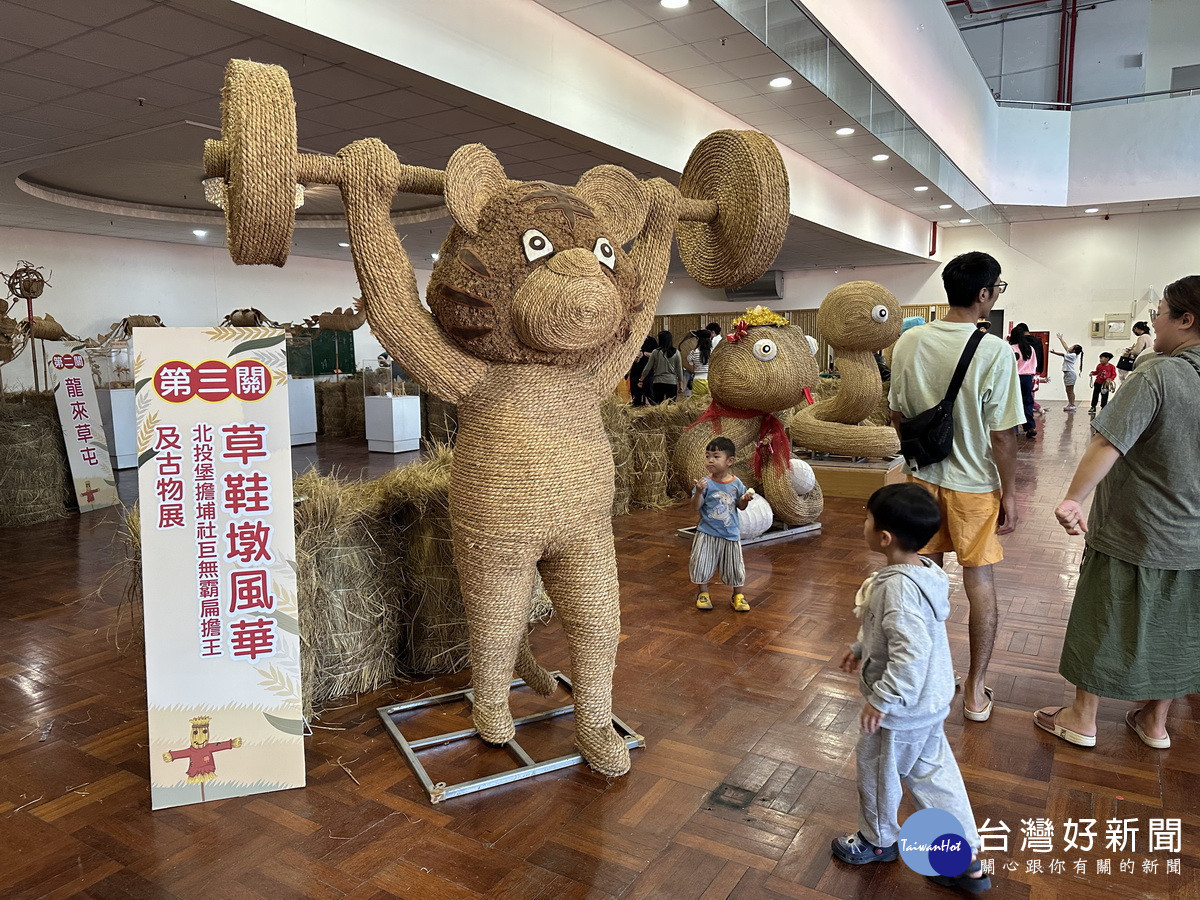 匠師們展示稻草編織技藝，親子都感興趣。（記者扶小萍攝）