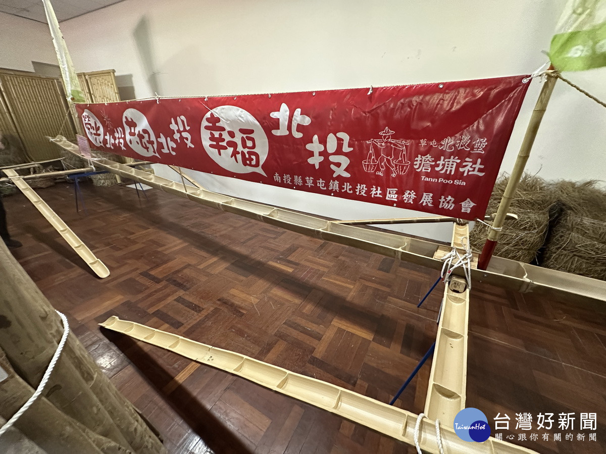 巨無霸扁擔王申請金氏世界紀錄並在演藝中心展示。（記者扶小萍攝）