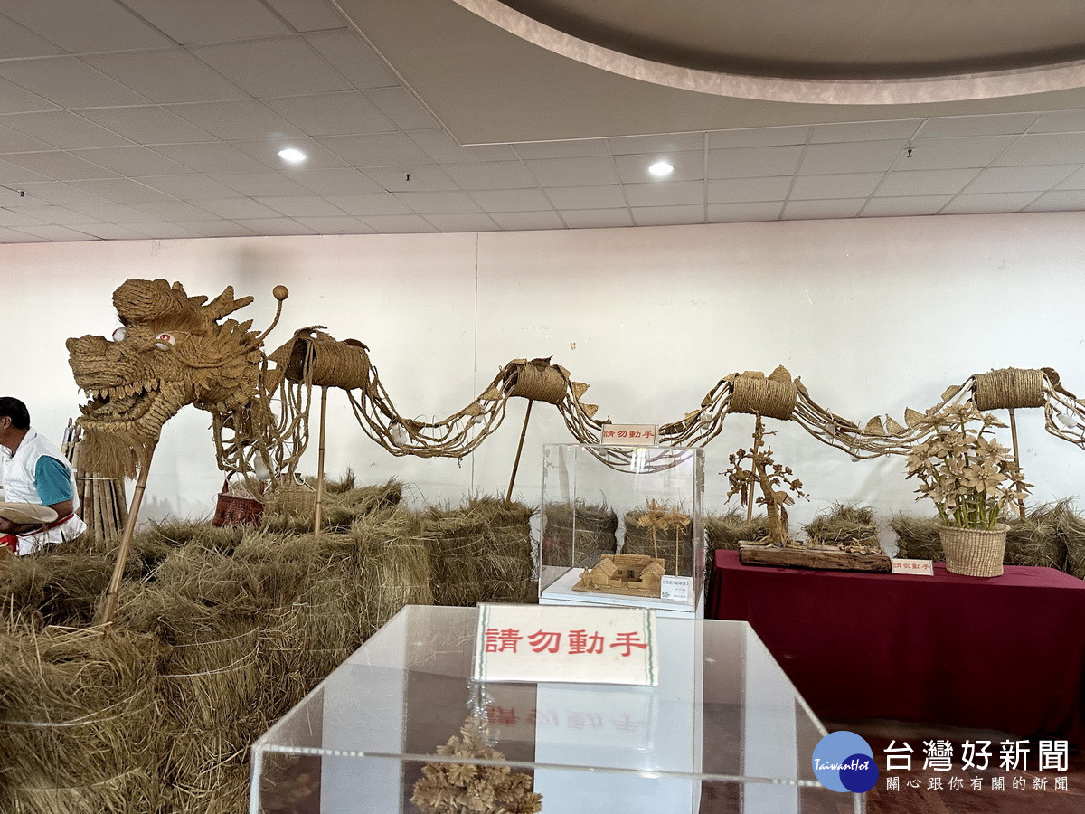 匠師編出的稻草龍非常壯觀。（記者扶小萍攝）