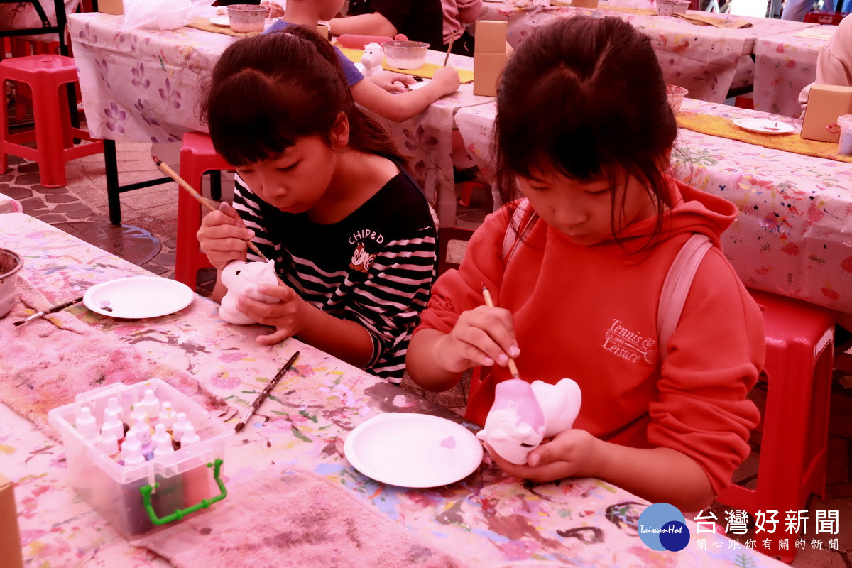 會場上有彩繪馬、手作壽司及多元的攤位體驗。（記者扶小萍攝）