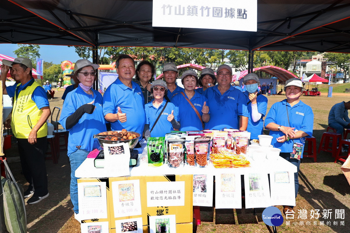 王副縣長與宋議員等到攤位巡禮。（縣府提供）