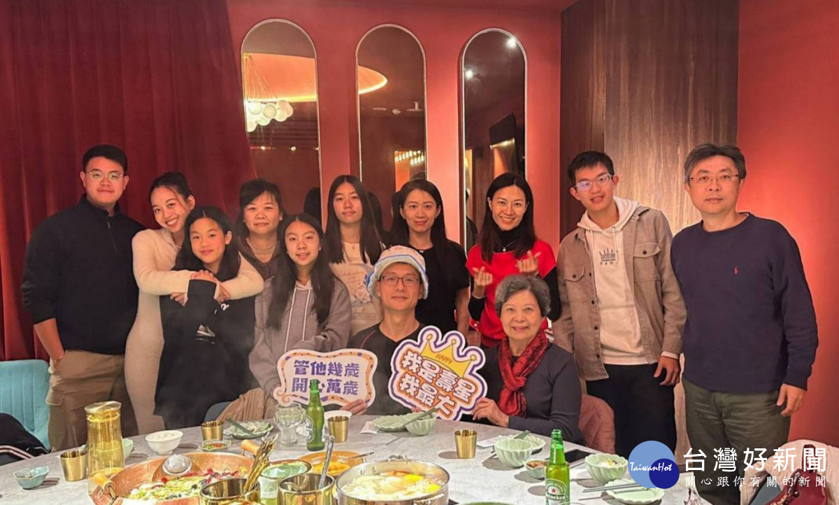 (上圖)高齡85歲衛生福利部臺中醫院前護理科主任、臺中醫院退休人員聯誼會創會長陳束李今天出席院慶活動。(下圖)陳束李主任(前排右一)與在臺中醫院出生的三個兒女、兩個媳婦、六個孫子,共十一個《臺中醫院寶寶》合影,祝福臺中醫院生日快樂。臺中醫院退聯會創會長陳束李提供