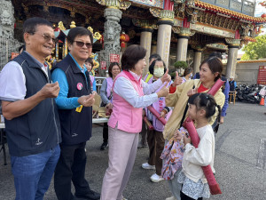 民眾領取水果月曆，並按讚肯定楊瓊瓔。