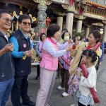 民眾領取水果月曆，並按讚肯定楊瓊瓔。